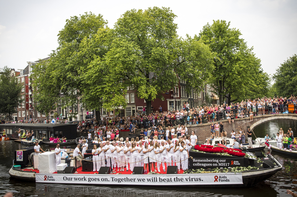 De boot van Aidsfonds tijdens de Canal Parade in augustus 2014